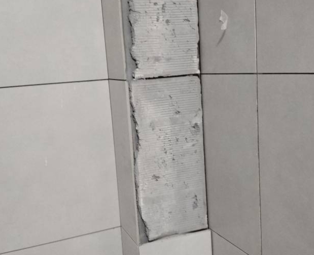 金口河瓷砖空鼓维修公司分享下瓷砖施工前基层浇水润湿程度不足，可能导致以下问题